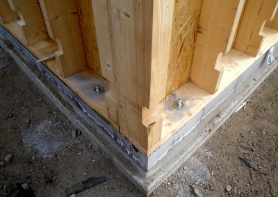 Aufsetzen von Holzständerwerk auf Bodenplatte