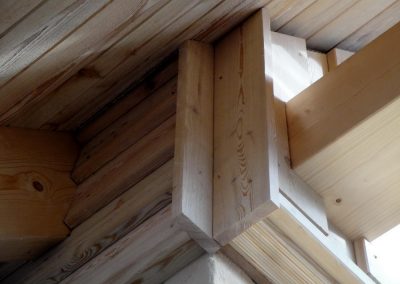 Detail von Holzschalung unter Dachüberstand