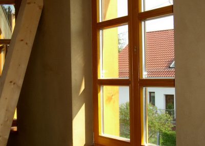 farbiger Lehm-Innenputz um Holzfenster