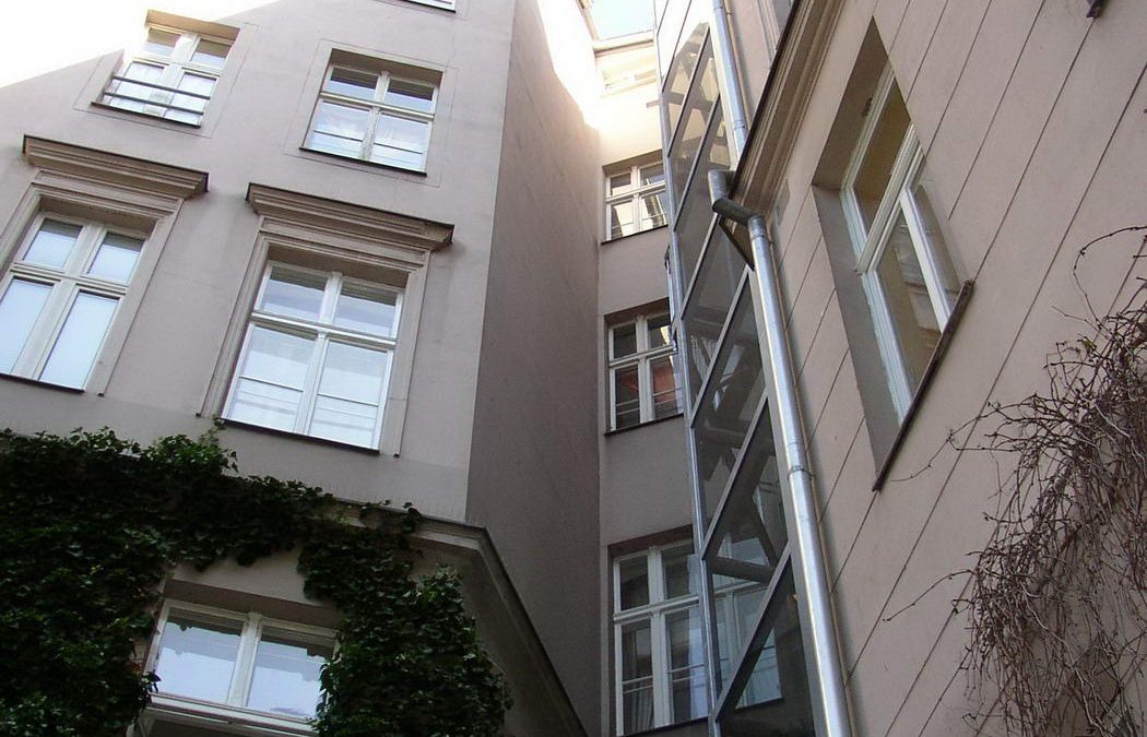 Anbau von Aufzug und Balkonen an Einzeldenkmal