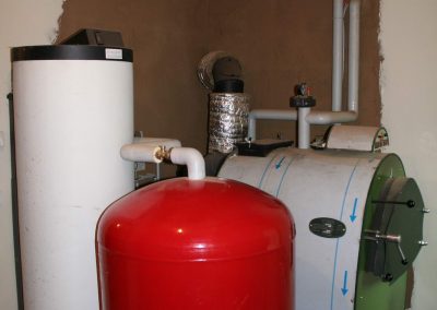 Holzvergaserkessel mit Pufferspeicher für Heizung und Warmwasser