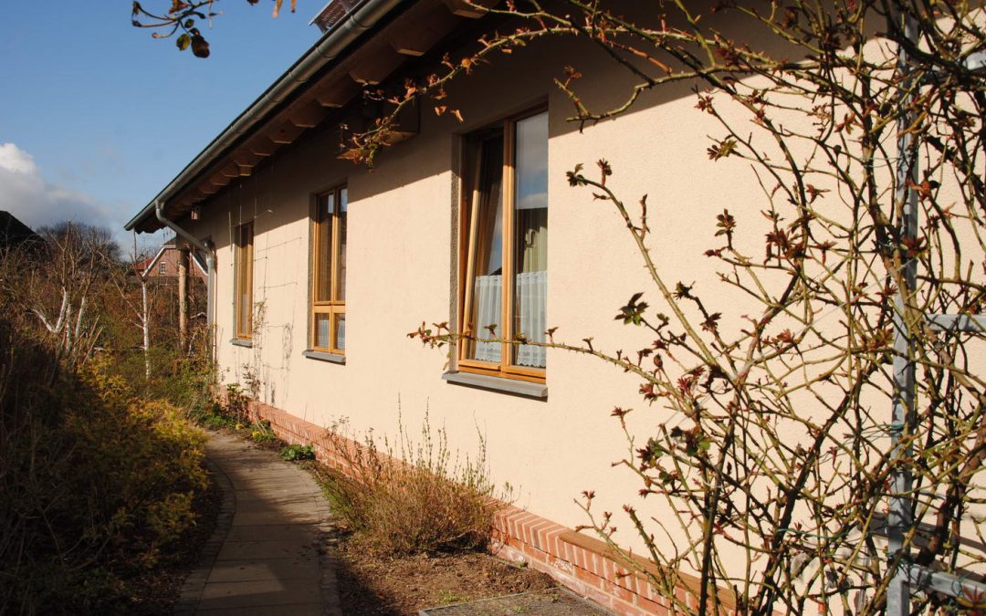 Zwei-Familien-Wohnhaus mit Naturstein-Bädern, Vollholztreppe und Lehmputz