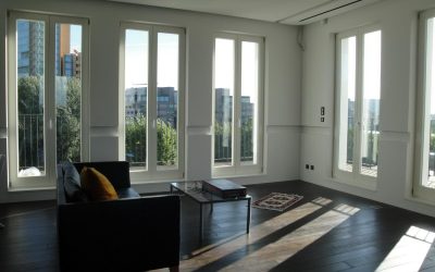 Dachgeschoss-Penthouse-Wohnung mit umlaufenden Lichtstreifen