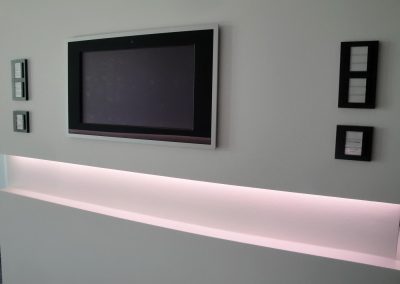 umlaufende LED-Lichtstreifen mit zentraler Steuerung der gesamten Wohnung