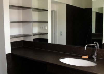 Duschbad mit großer Waschtischplatte und großflächigem Spiegel