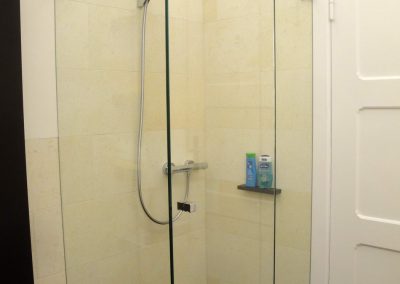 bodengleicher Duschstand mit Glasabtrennung