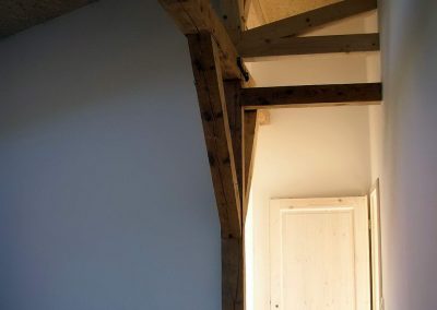 Aufsattelung des neuen Dachstuhls auf historische Holzkonstruktion