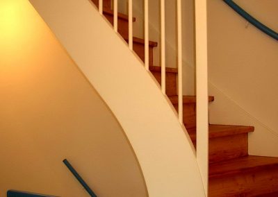 Freilegen der Tritt- und Setzstufen und Lackierung der Treppenwangen und - geländer
