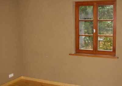 geölte Holzdielung und lasierte Holzfenster