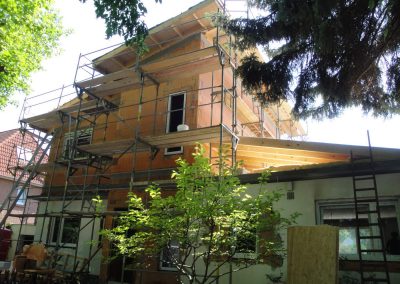 Aufesetzen eines neuen Daches auf verbleibenden Flachbau