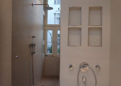 verspiegelte Glastür als Abtrennung des Duschbereiches