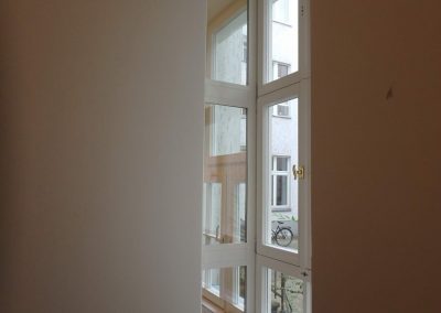 individuelles Fensterdetail zwischen Zimmer und Bad