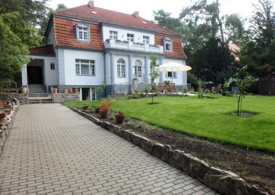 Villa mit neu angelegtem Garten und Terrasse