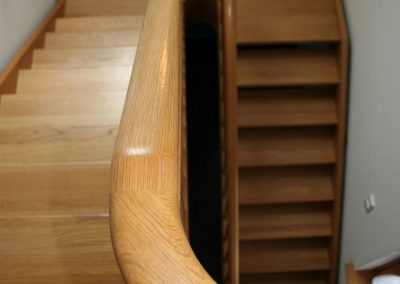 zweiläufige Massivholz-Treppe mit Omega-Profil-Handlauf